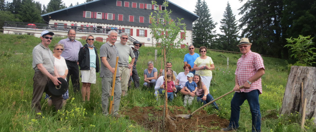 Un arbre est planté pour l'inauguration "Refuge LPO" chez les Amis de la Nature