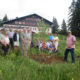Un arbre est planté pour l'inauguration "Refuge LPO" chez les Amis de la Nature