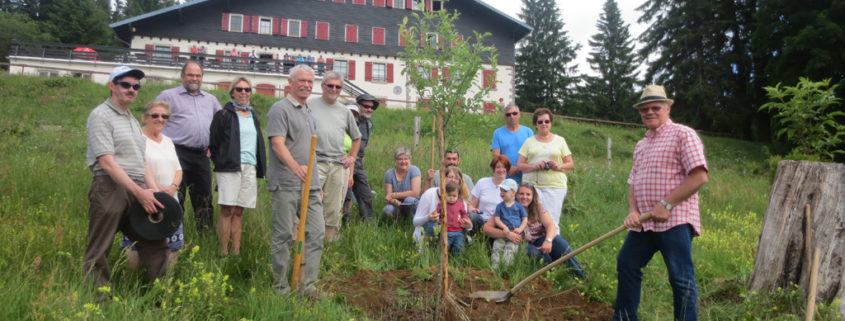 Un arbre est planté pour l'inauguration "Refuge LPO" chez les Amis de la Nature