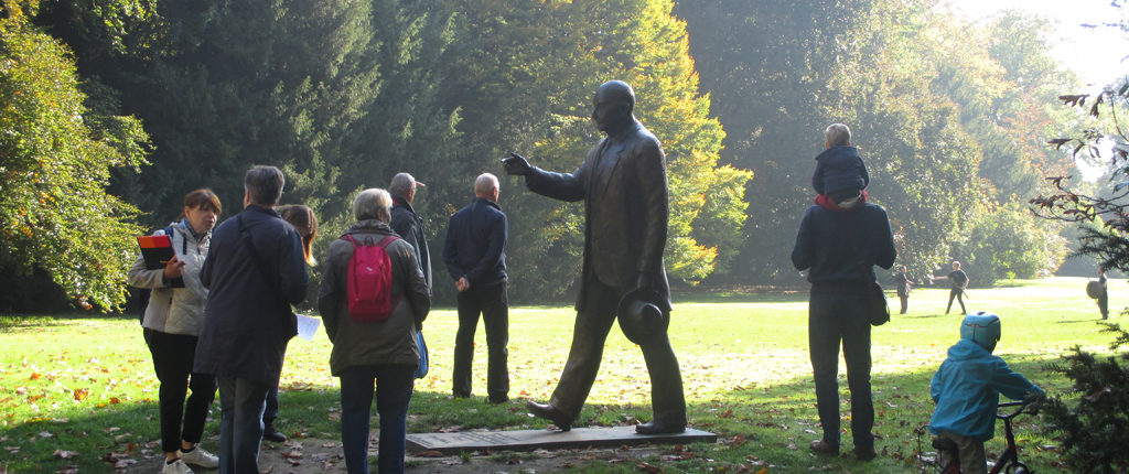 Un groupe de participants au rallye culturel 2017 des Amis de la Nature du Bas-Rhin, dans le parc de l'Orangerie.