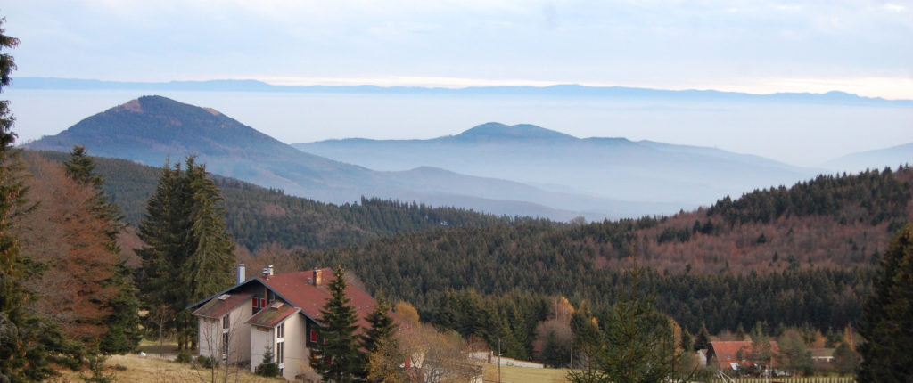 Vue du refuge de la Chaume des Veaux vers l’Est et les crêtes de la Forêt-Noire