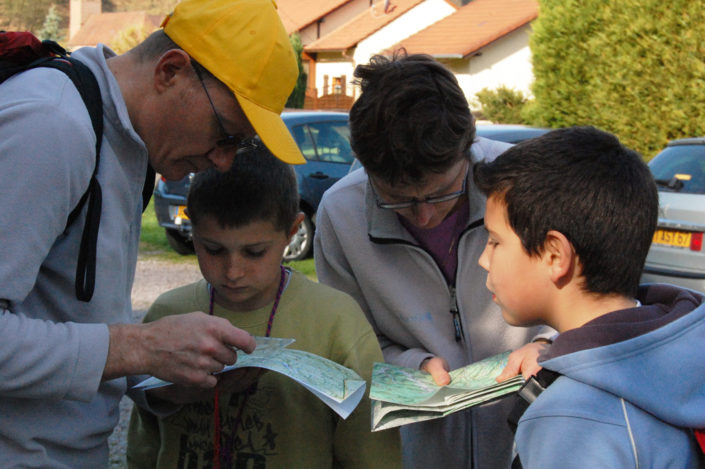 Lecture de carte, repérage, lors de la Marche d’orientation des Amis de la Nature dans le Bas-Rhin Lecture de carte, repérage, lors de la Marche d'orientation des Amis de la Nature dans le Bas-Rhin