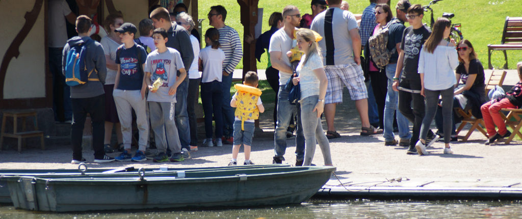 Embarquement pour une balade sur le lac de l'Orangerie