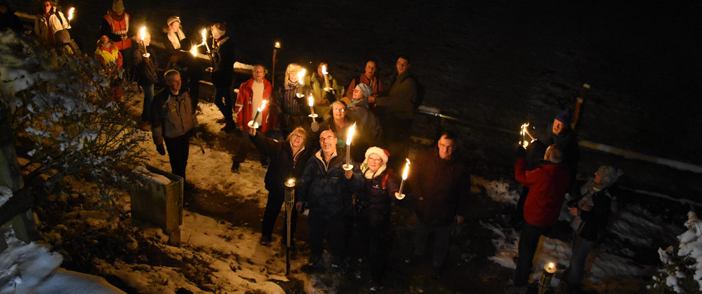 Refuge du Gruckert, 18h40. Les premiers porteurs de flambeaux ont mis à peine 40 mn depuis le village