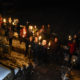 Refuge du Gruckert, 18h40. Les premiers porteurs de flambeaux ont mis à peine 40 mn depuis le village