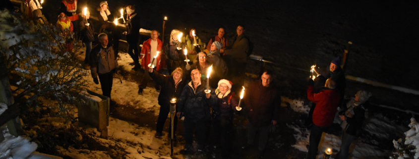 Refuge du Gruckert, 18h40. Les premiers porteurs de flambeaux ont mis à peine 40 mn depuis le village