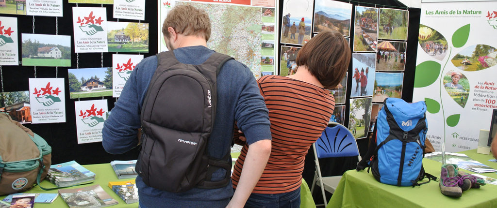 Visiteurs sur le stand des Amis de la Nature au salon « La Rentrée des associations » 2017 à Strasbourg